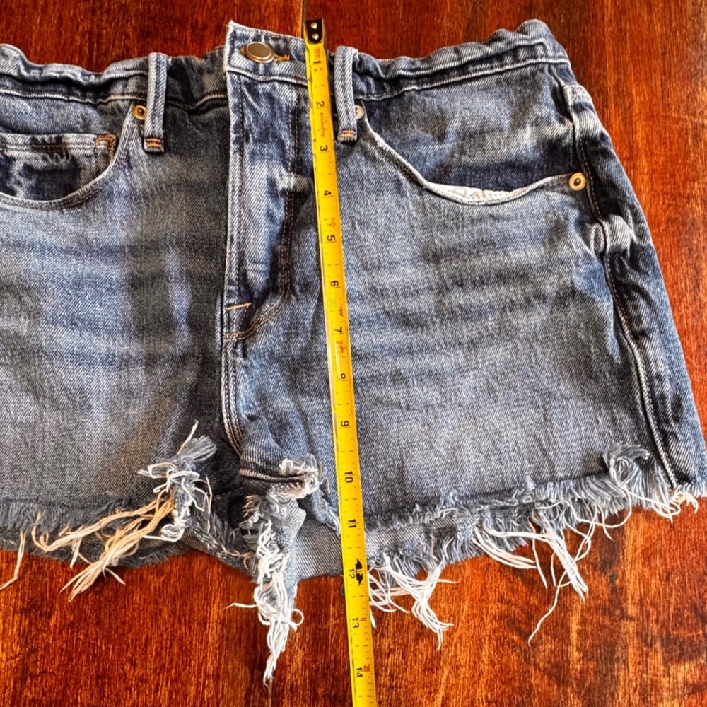 Good American Denim Cut Off Shorts Medium Wash Distressed Frayed Hem Size 4 27 - Picture 3 of 10